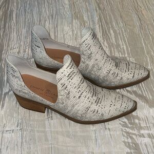 NWOT Chinese Laundry Fortune Lizard Booties